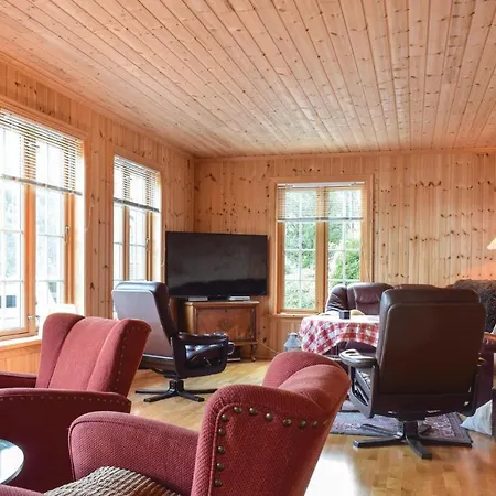 4 Bedroom Cozy In Feriehus