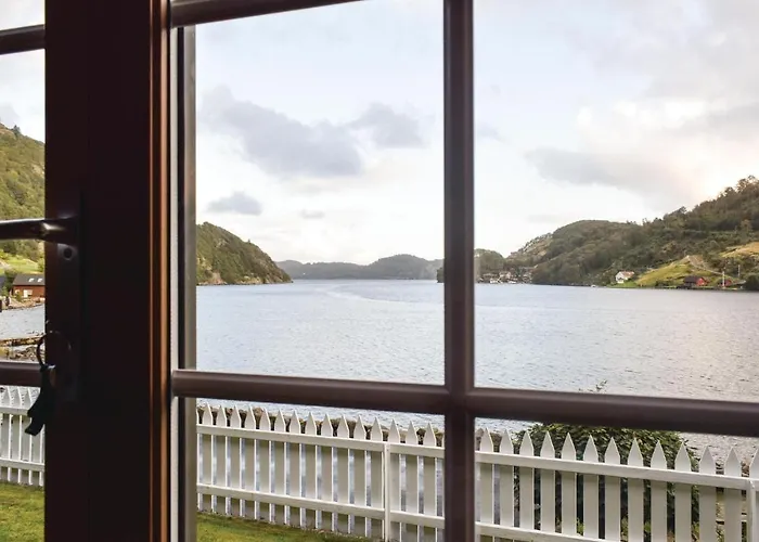 4 Bedroom Cozy In Holiday home
