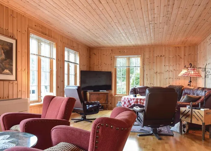 4 Bedroom Cozy In Feriehus