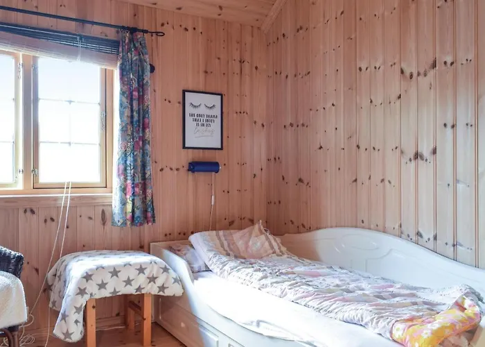 4 Bedroom Cozy In Holiday home Farsund
