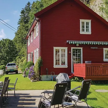4 Bedroom Cozy In Dom wakacyjny *