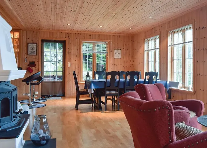 4 Bedroom Cozy In Dom wakacyjny Farsund